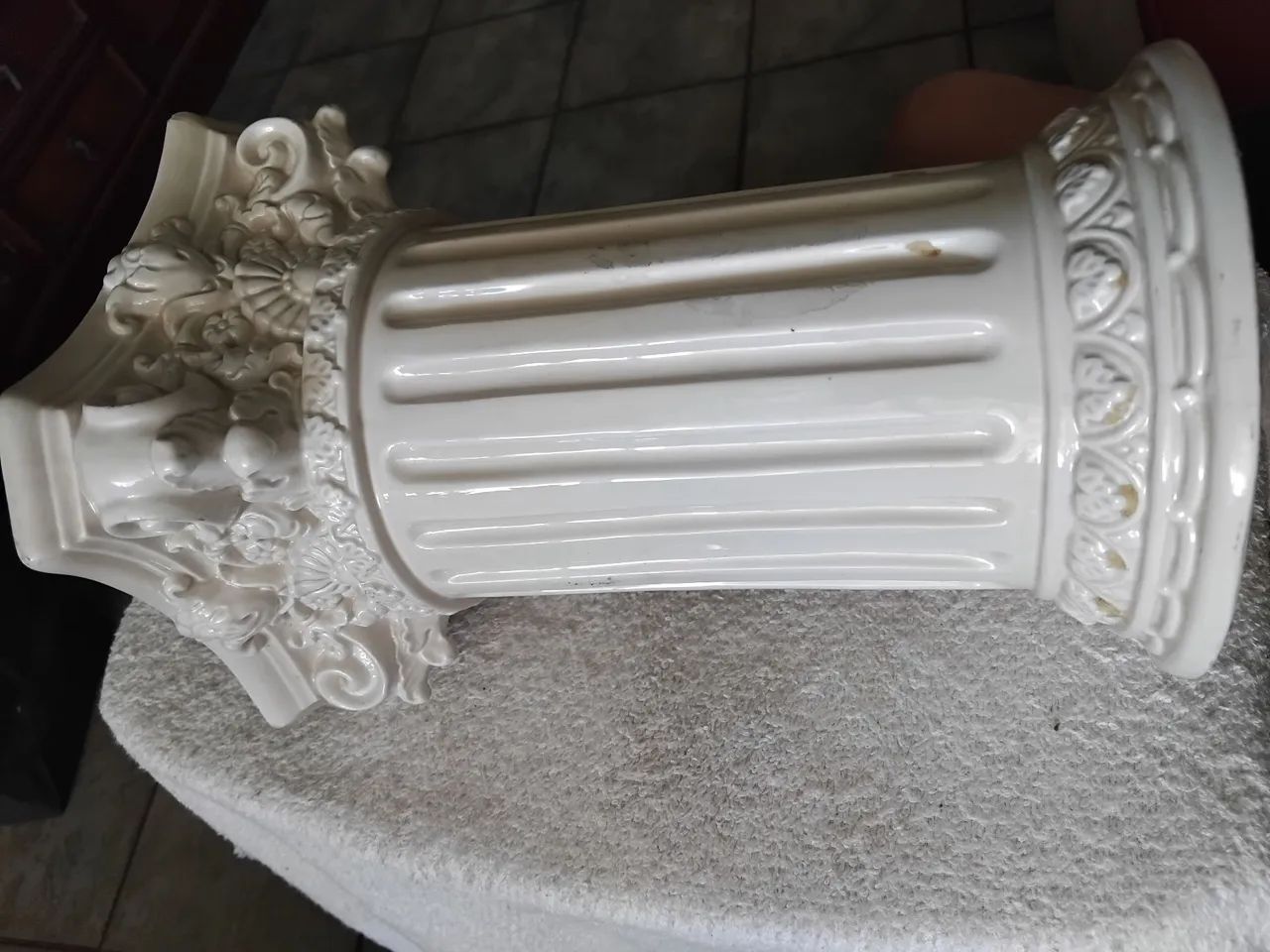 Vaso para flores em louça,  formato de coluna jônica, com anjinho - Foto 4