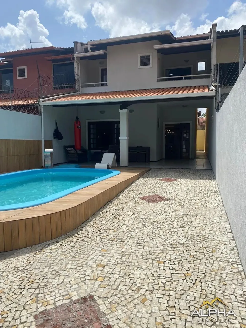 Sobrado para venda possui 197 metros quadrados com 4 quartos em José de Alencar - Fortalez