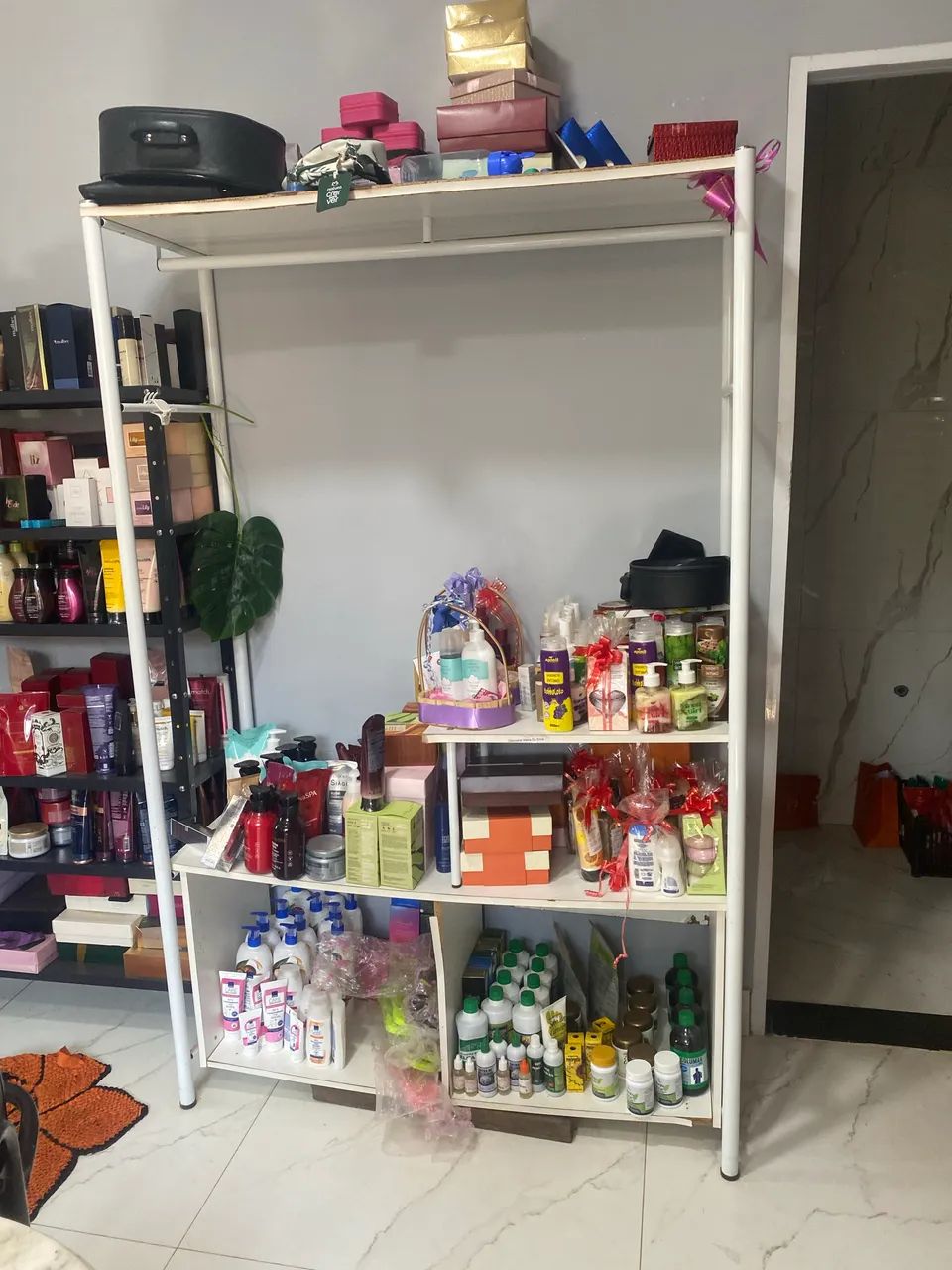 Vendo 2 prateleiras com araras retirada jardim Florianópolis  - Foto 2
