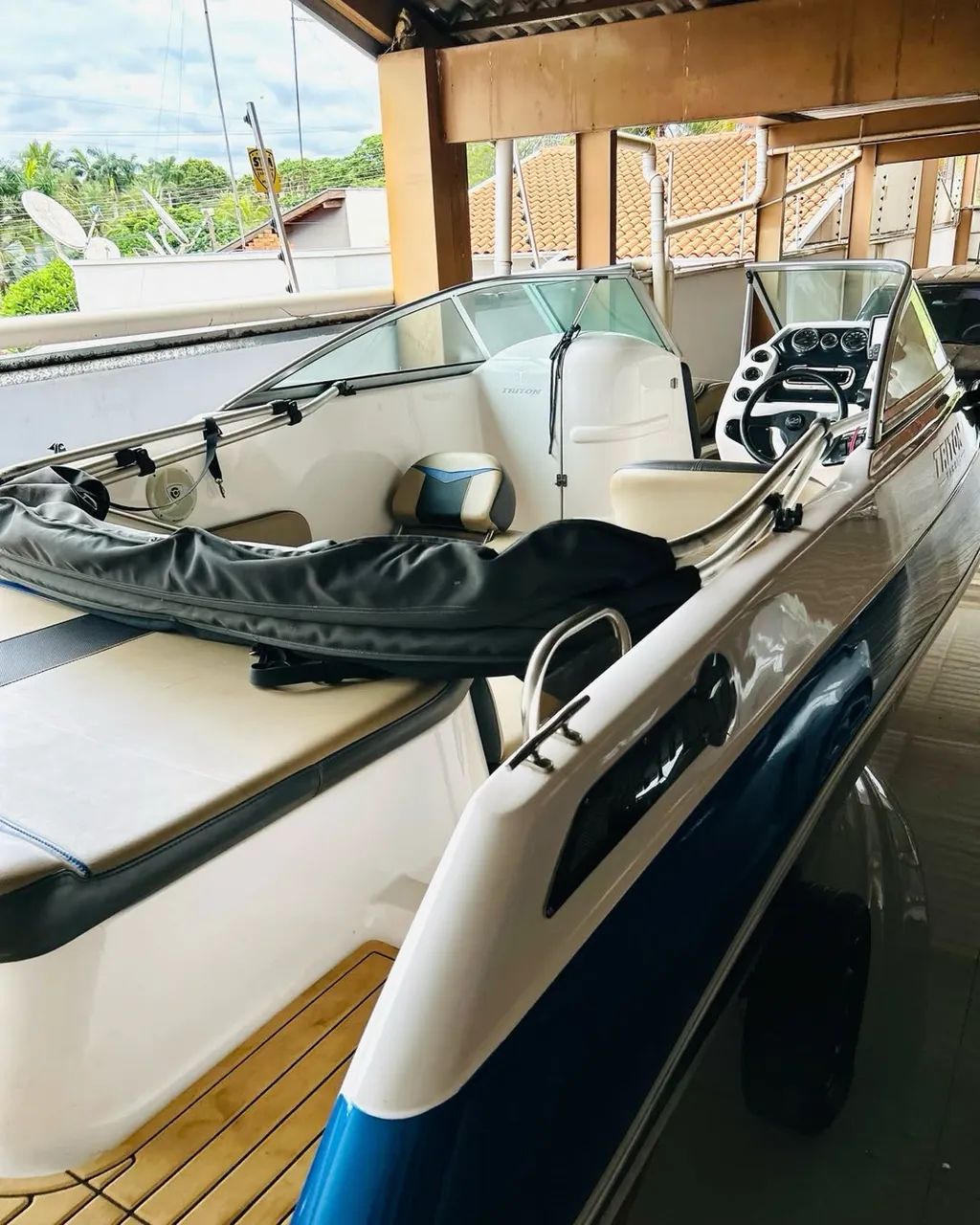 Lancha triton 230 