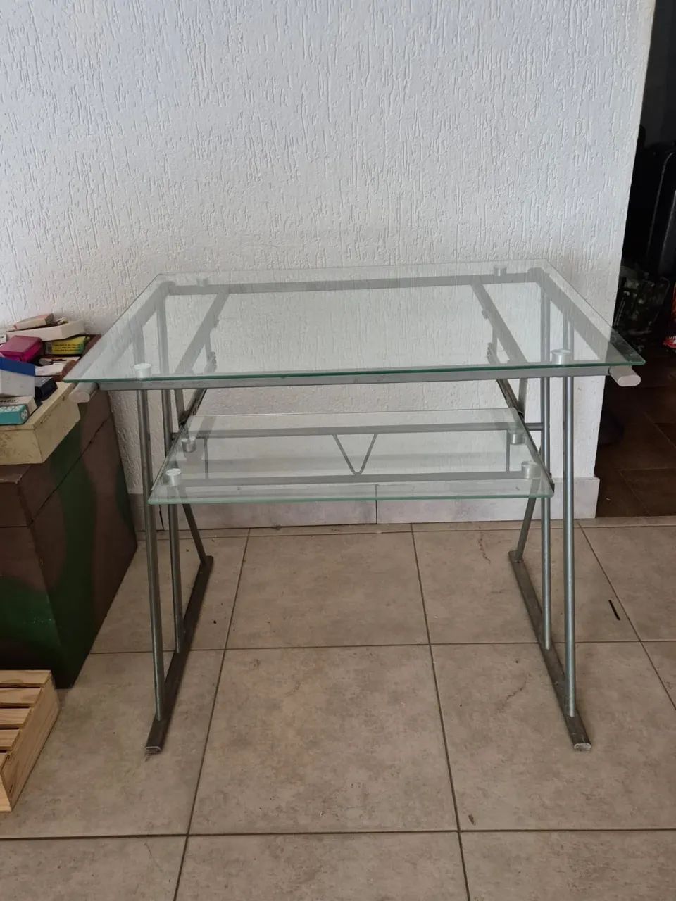 Mesa de computador de vidro temperado e estrutura metálica 