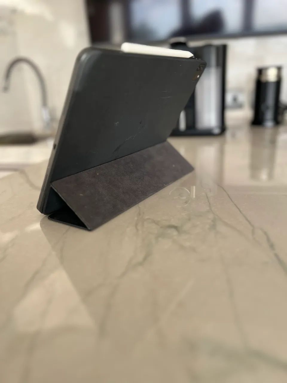 iPad PRO 13 256gb 5ª Saude bat. 95% + Apple Pencil + Capa Smart Folio (original  apple) - Foto 5