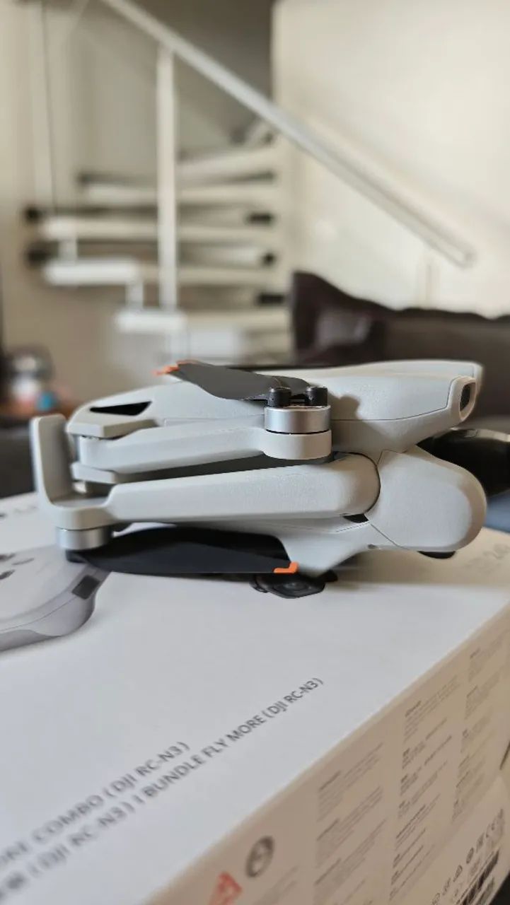 Drone Dji mini 3 com 1 bateria e controle com tela embutida  - Foto 2