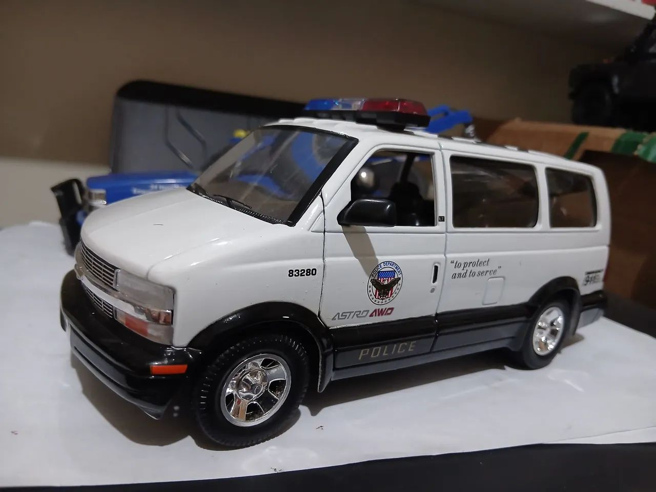 Miniatura astrovan 1/24 police 