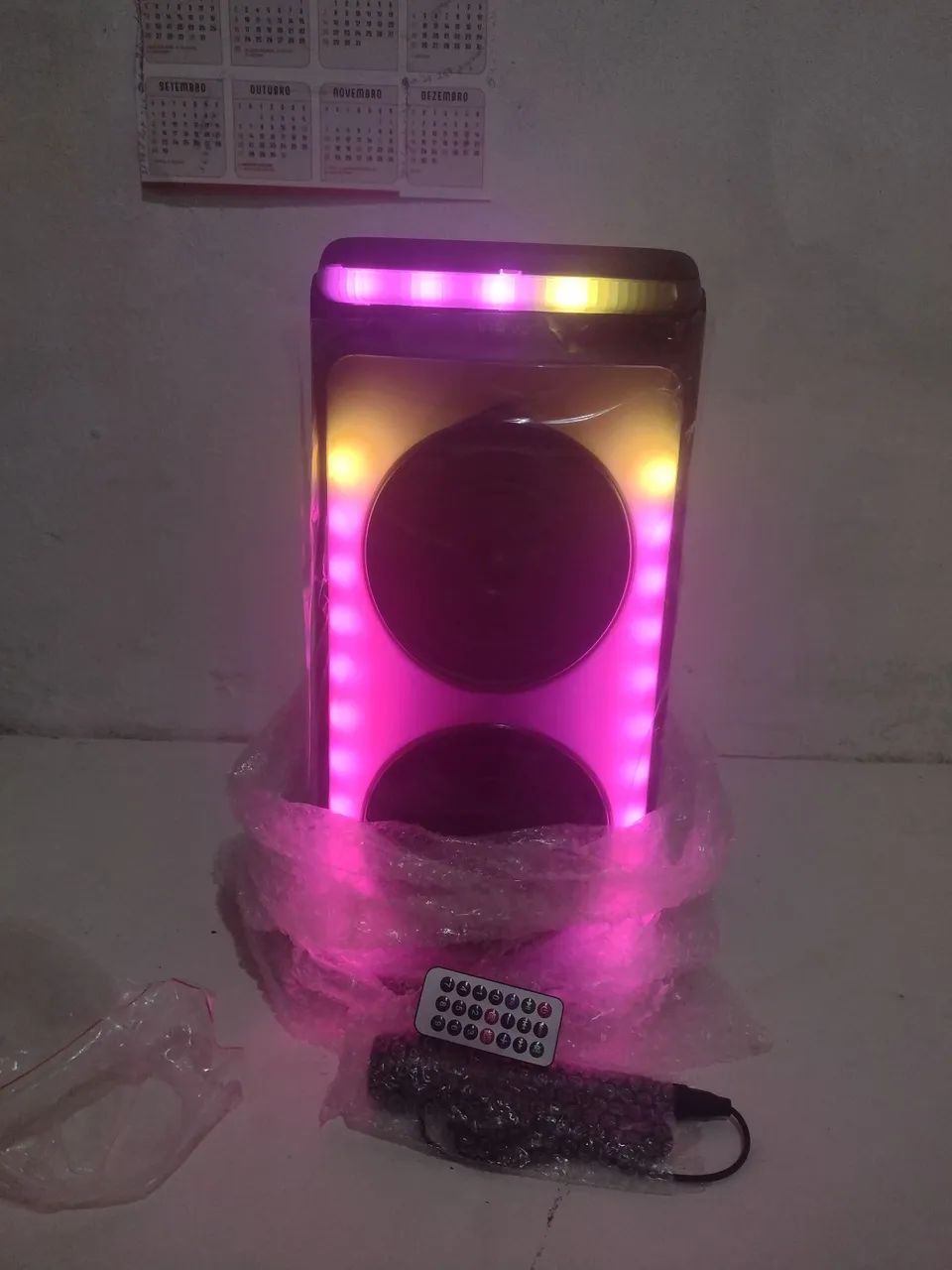 Uma caixa de som sem fio acompanha microfone
