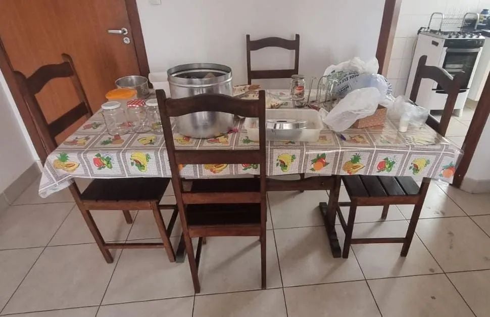 Mesa  de jantar com 4 cadeiras