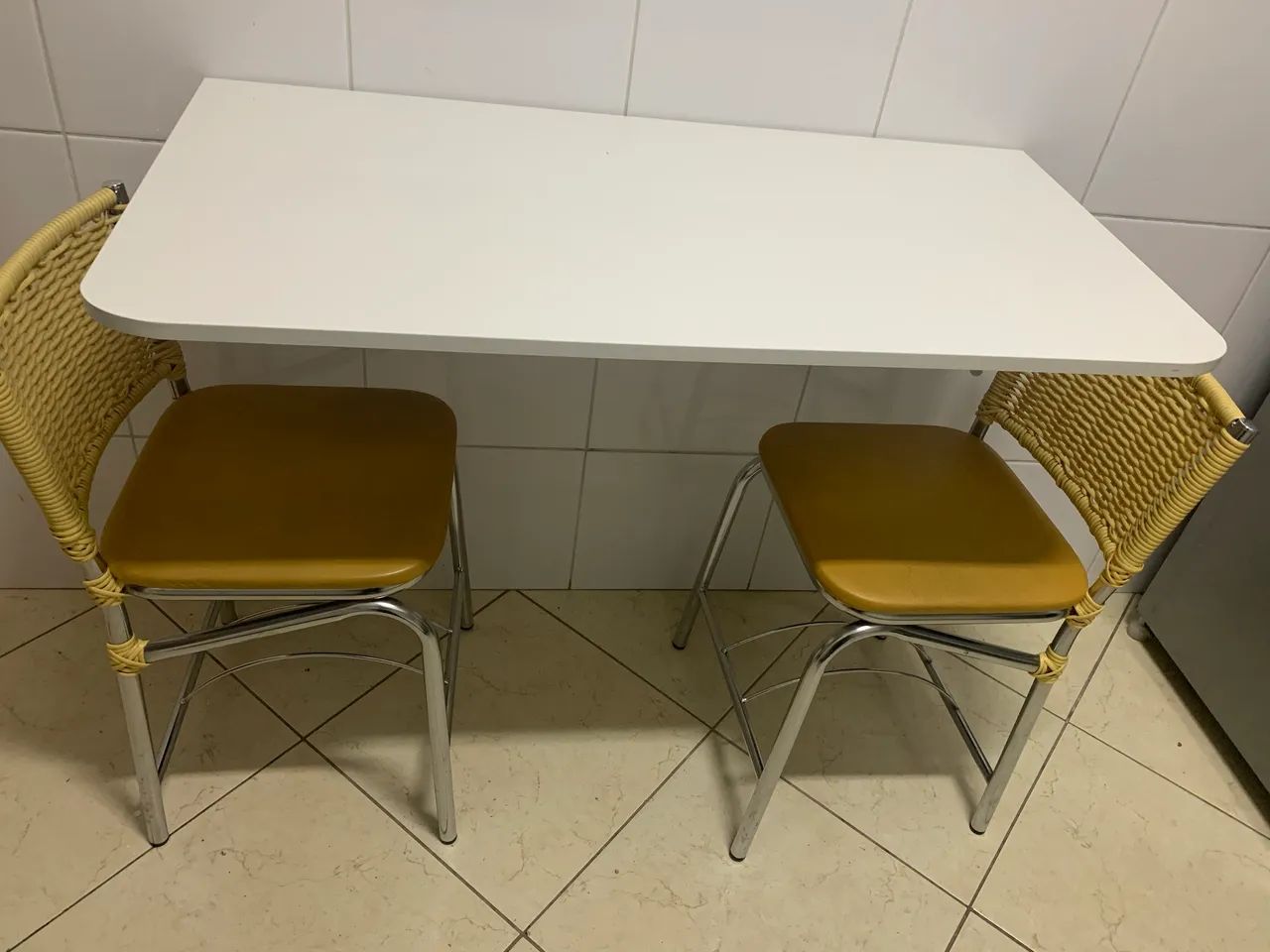 Bancada com duas cadeiras 