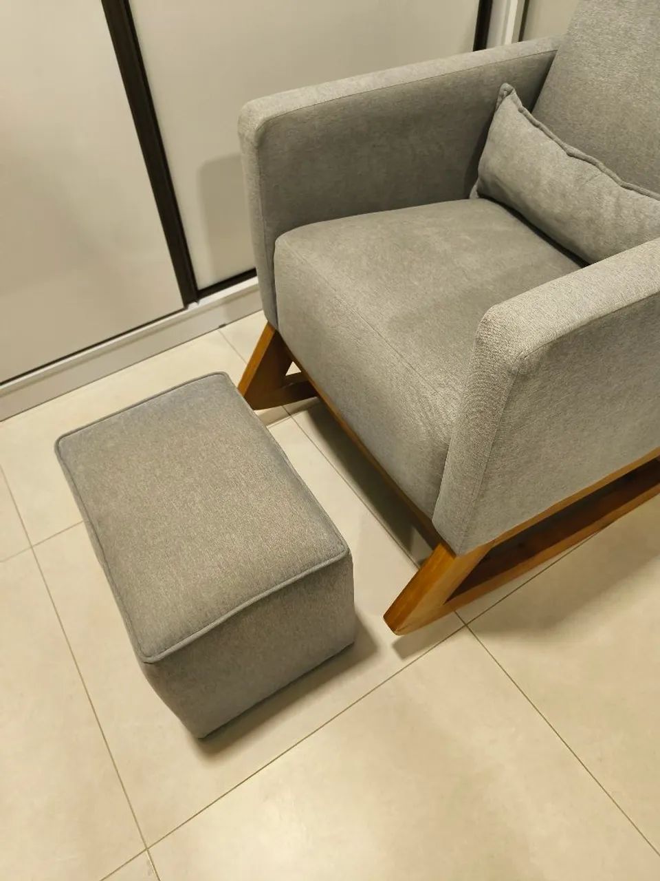 Poltrona Lilibe de Amamentação com Balanço + Puff | Impecável  - Foto 5