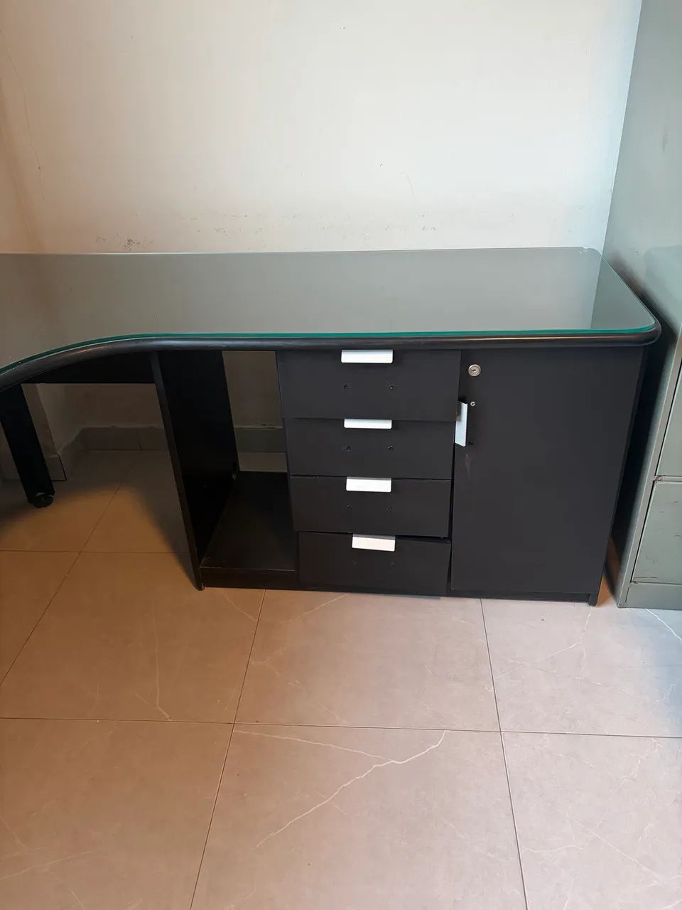 Mesa Executiva em L Em Madeira com Vidro Temperado - Foto 3
