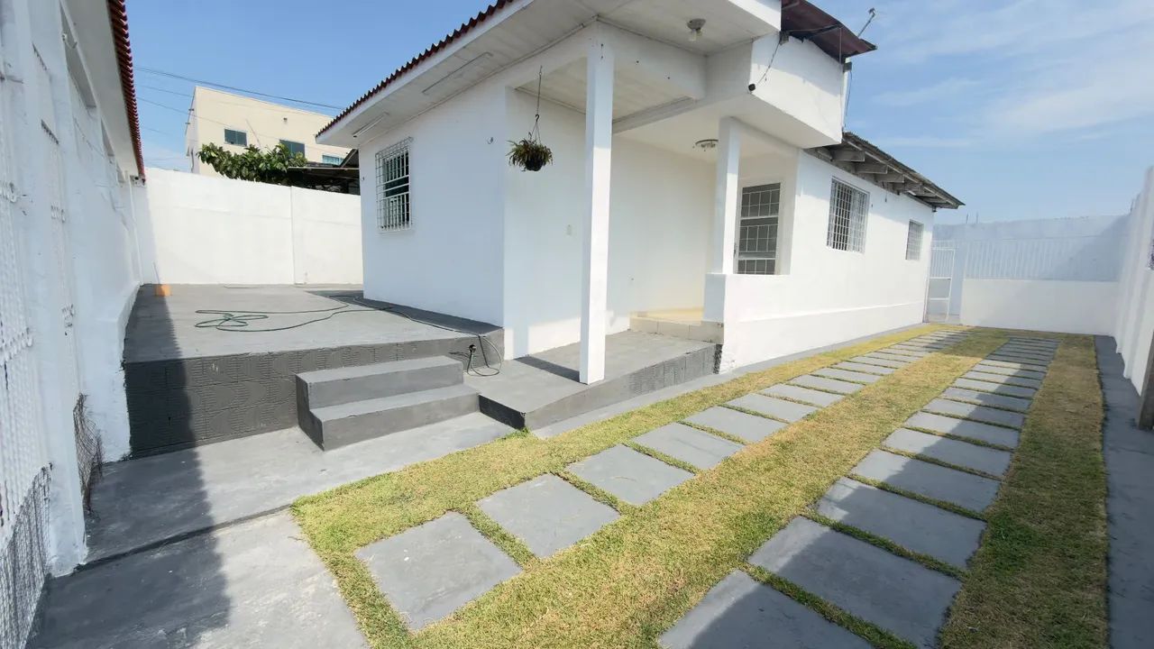 //Casa com 3 Qrts e garagem no Japiim 