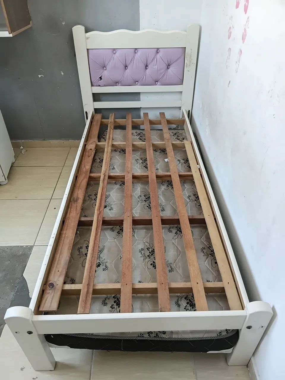 Vendo cama de medeira para menina - Foto 2