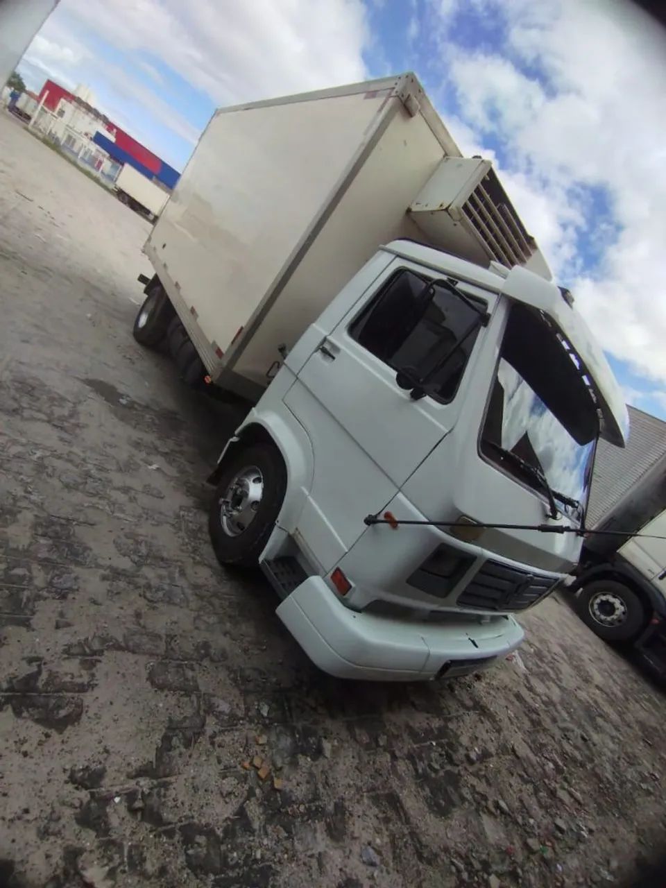 Caminhao com bau refrigerador 