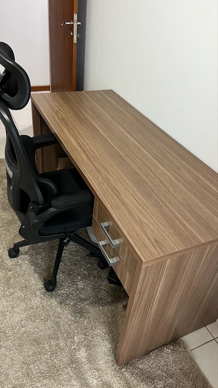Mesa e cadeira de escritório 