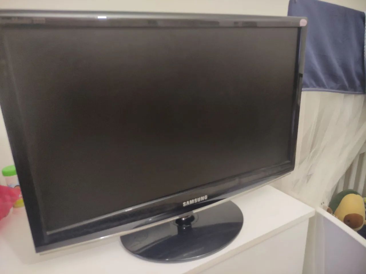 Monitor Samsung 22 polegadas com os cabos entrada VGA e Dvi imagem top 