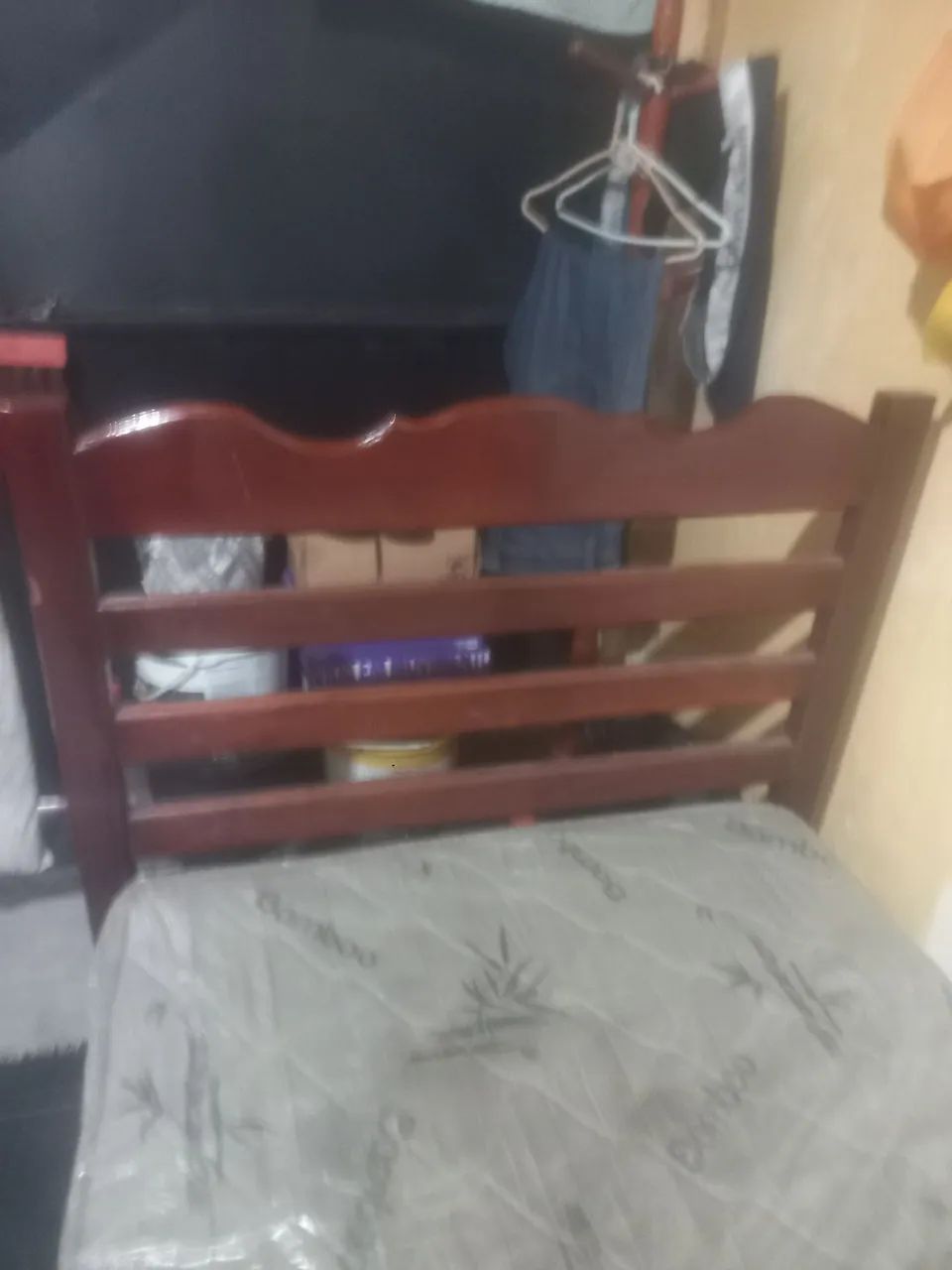 Vendo cama de solteiro em madeira  - Foto 3
