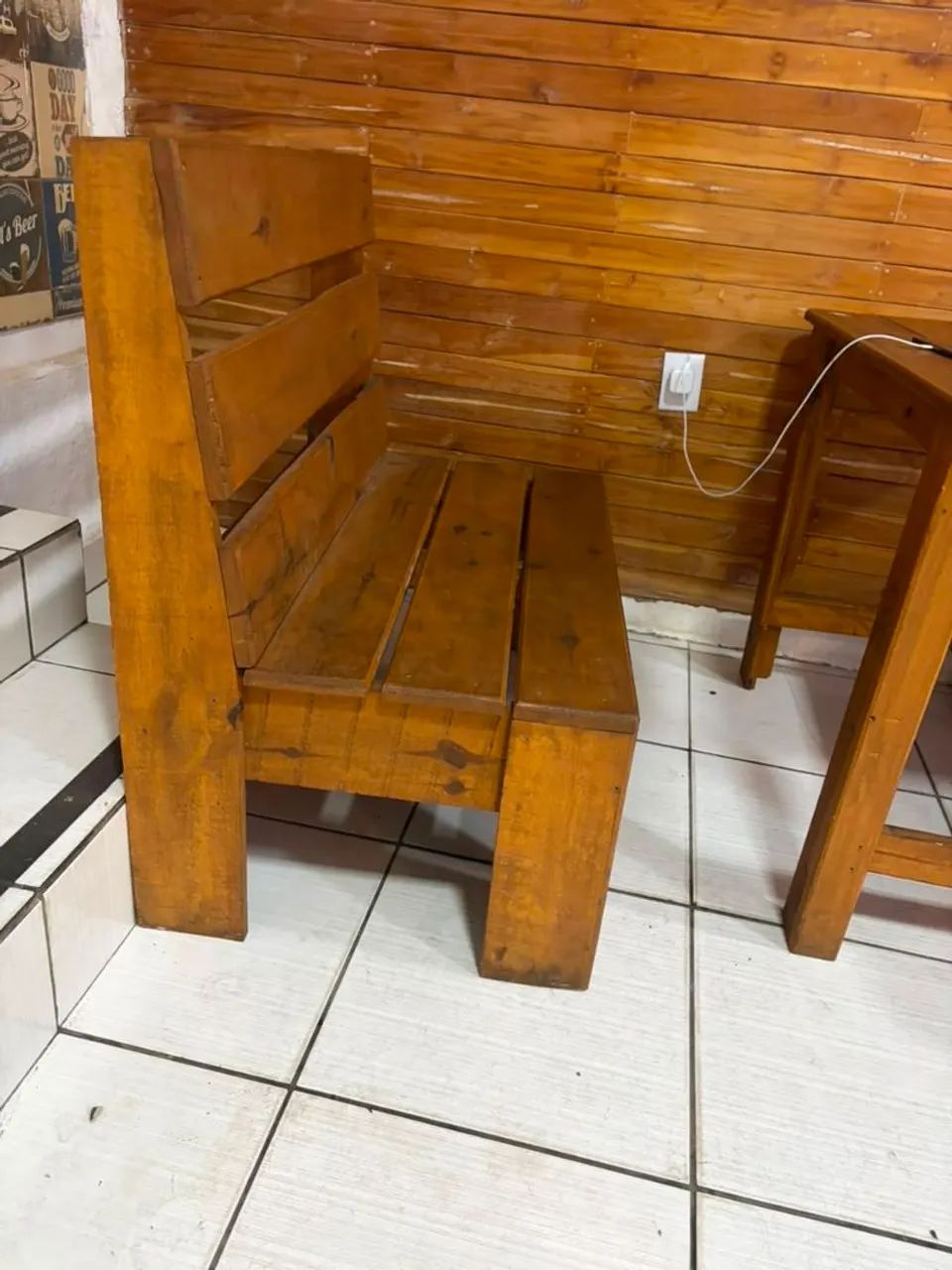 Vendo jogo de 9 mesas de madeira maciça pra comércio - Foto 2