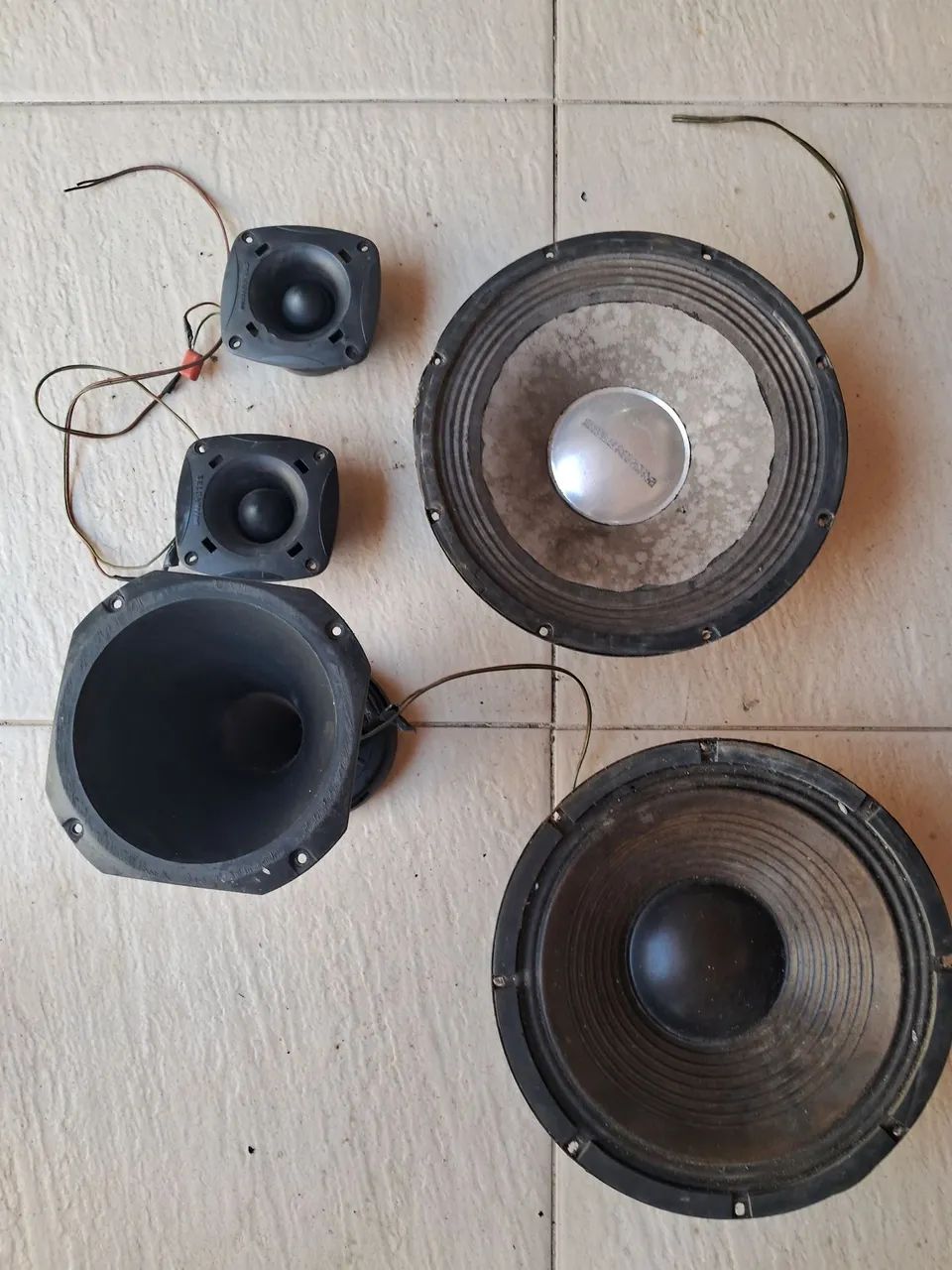 Conjunto de auto falantes