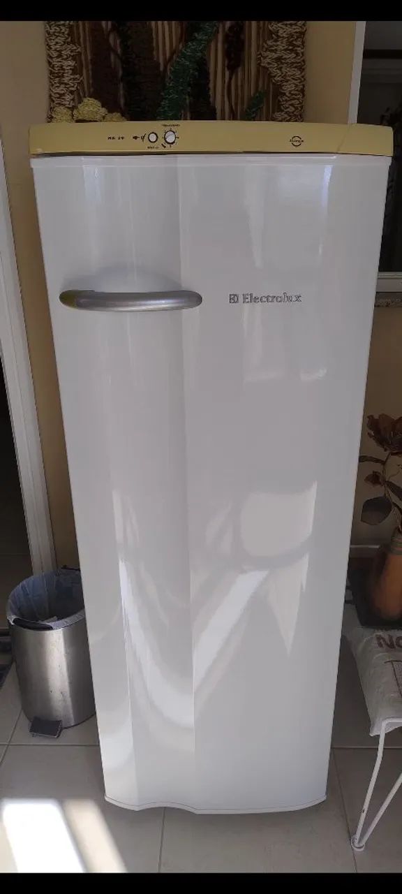 Geladeira Electrolux branca 
