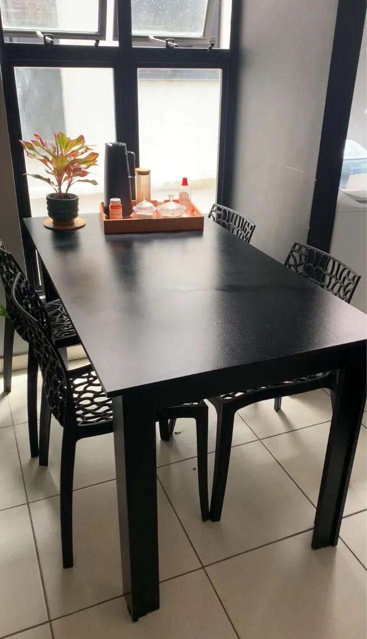 Mesa com 4 cadeiras 