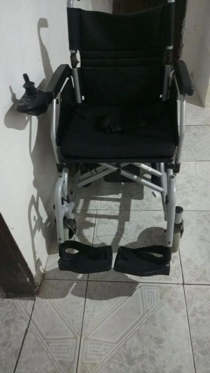 Cadeira de rodas motorizada  - Foto 2