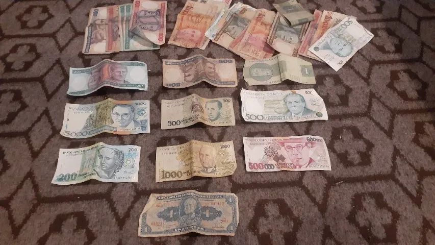 Lote de Moedas e Cédulas Antigas