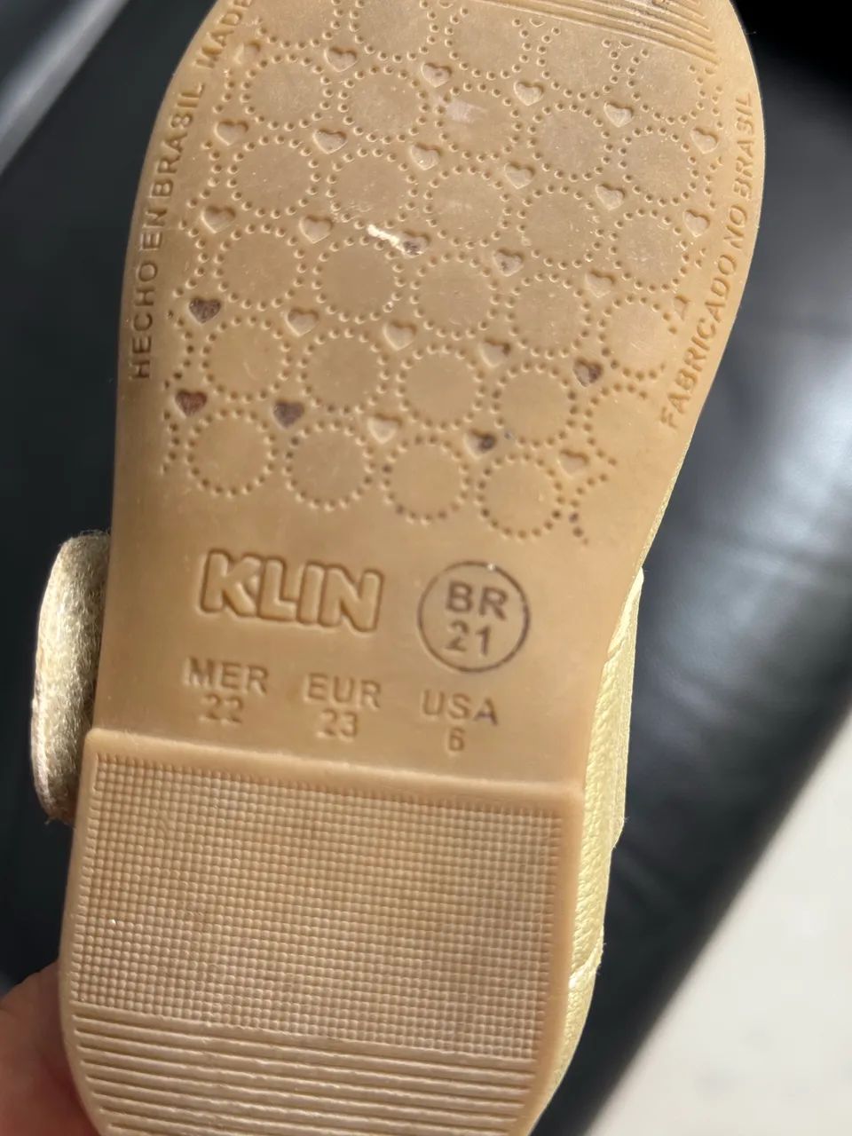 Sapatinho dourado da Klin, tamanho 21. Retirada no Sudoeste. - Foto 2