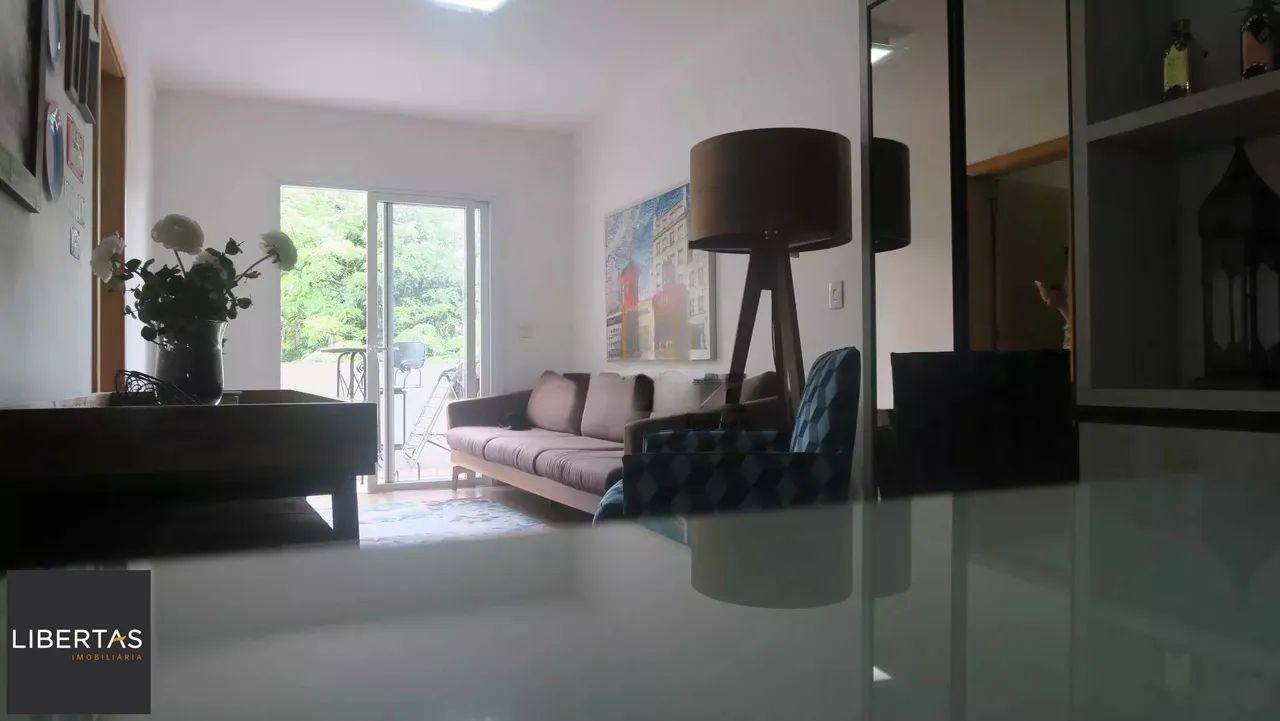 Apartamento com 3 dormitórios, suíte e churrasqueira.