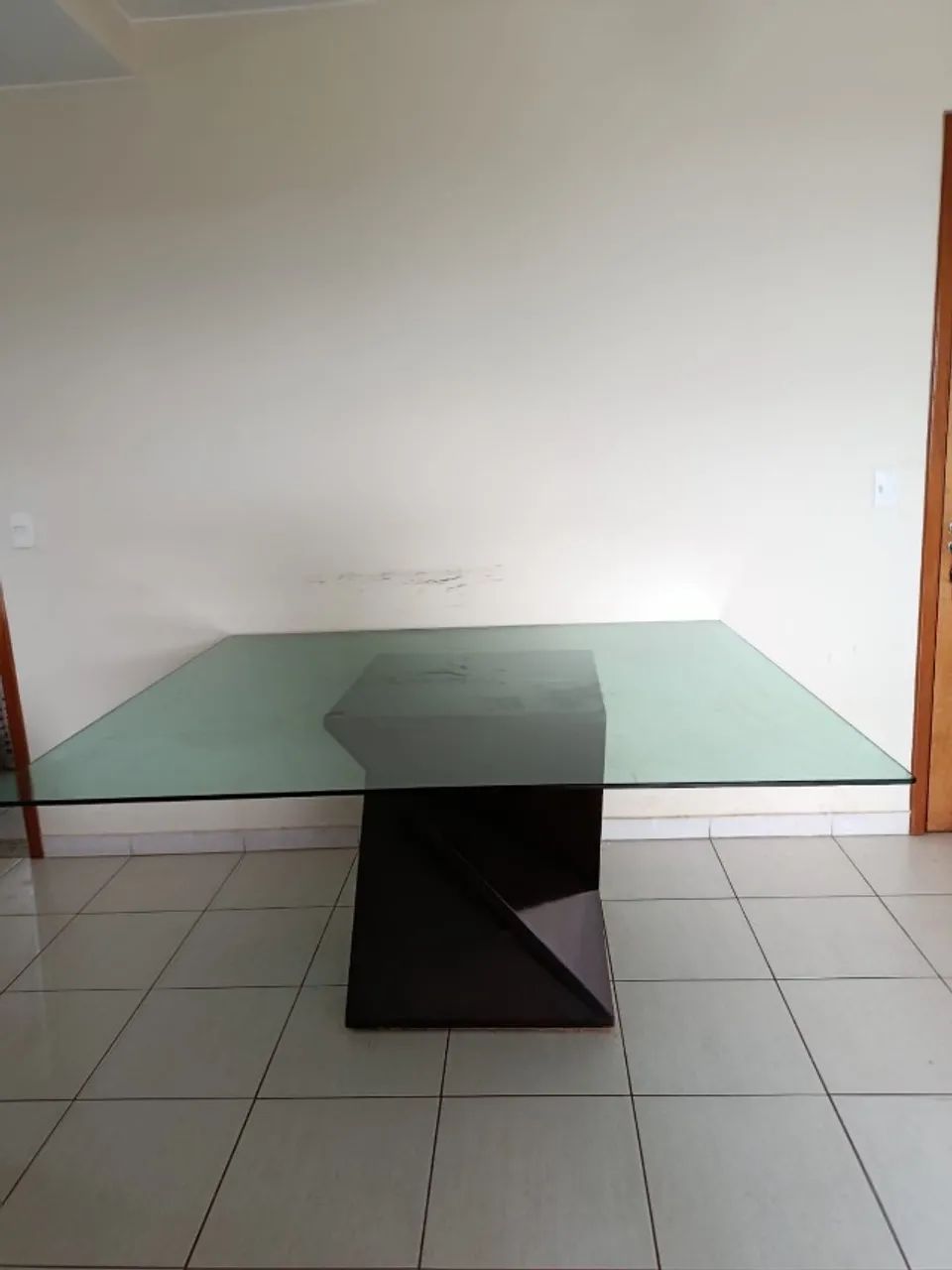 Mesa de jantar quadrada com 06 cadeiras 