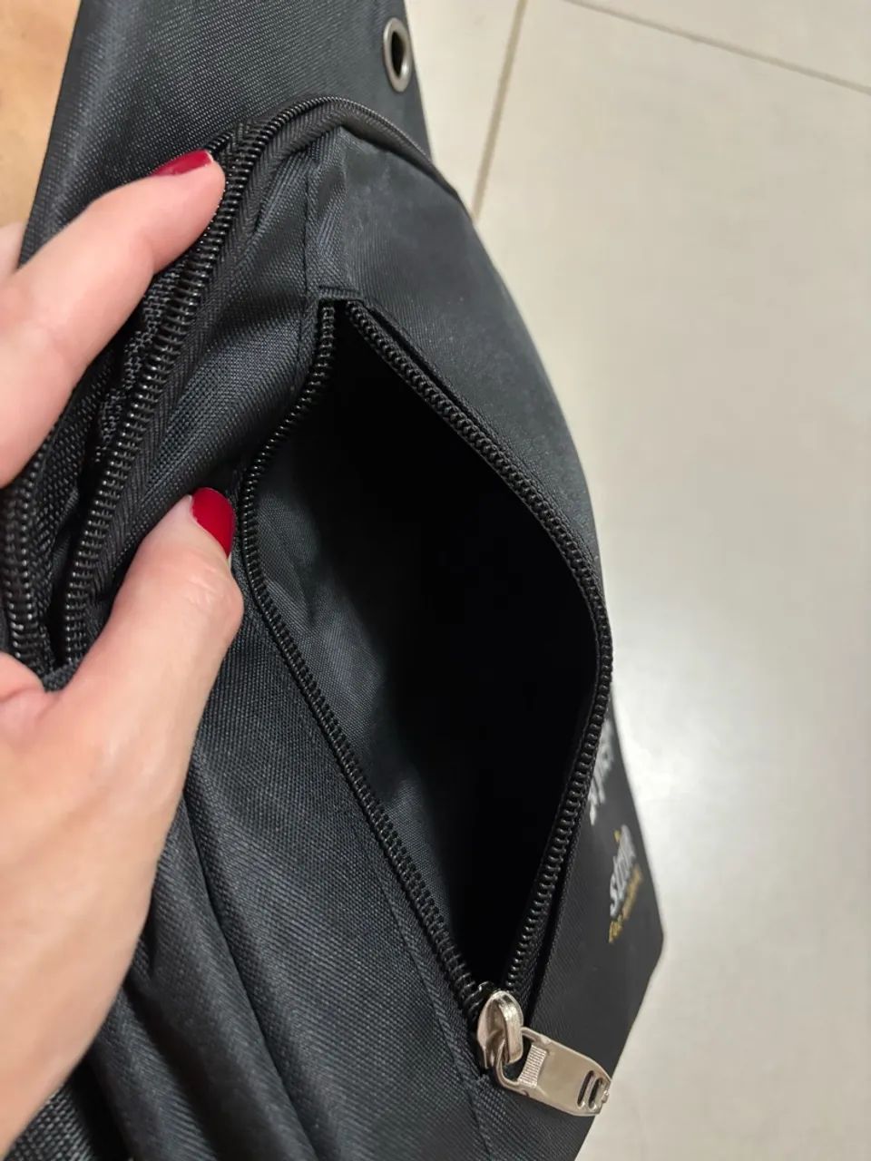 Mochila pequena nova preta  - Foto 4