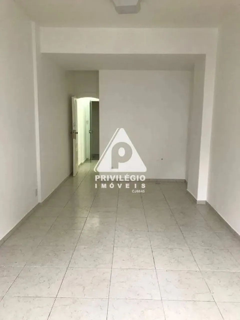 Ótimo escritório localizado no Centro de Copacabana .