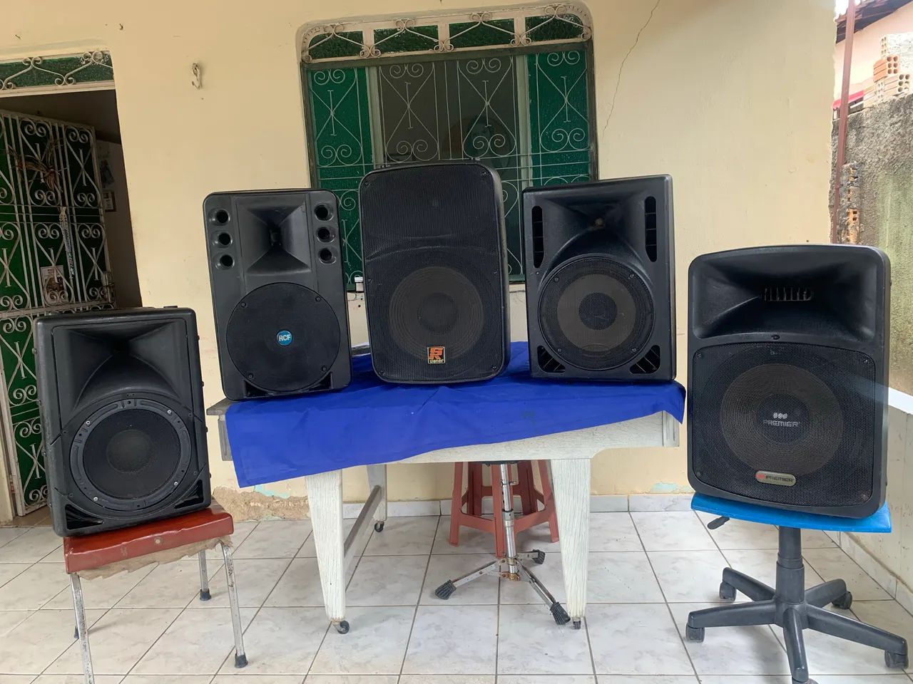 Caixas de som amplicadas ou  passivas