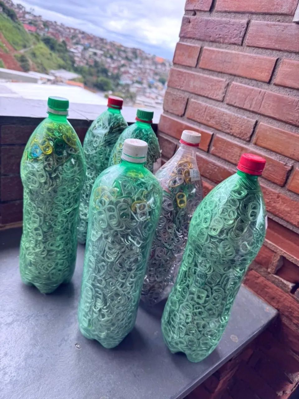 6x Garrafas Pet com Lacres de latinhas em Alumínio  - Foto 2