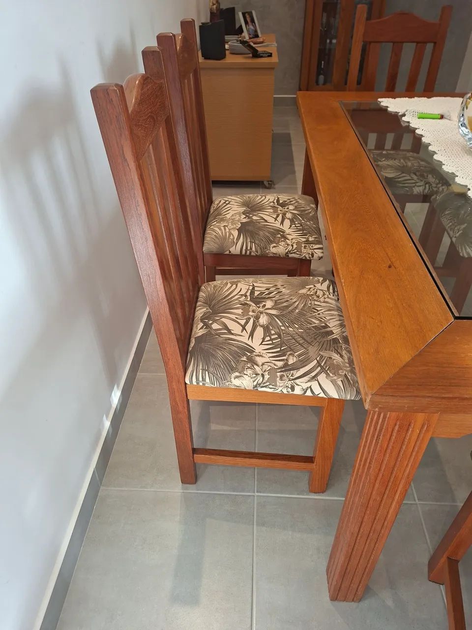 Mesa maciça com 6 cadeiras - Foto 2