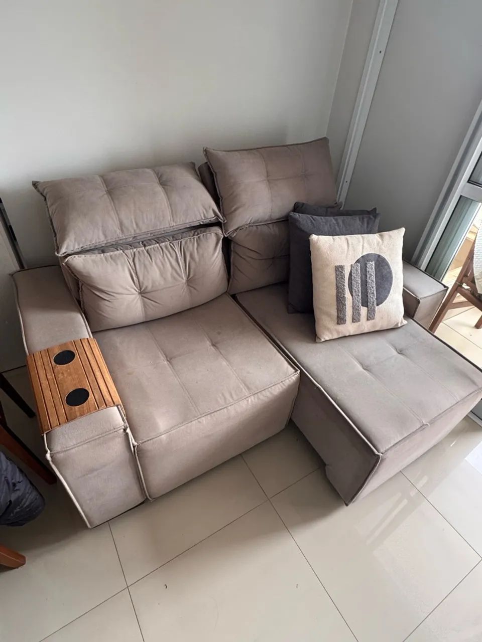 SOFÁ CHAISE VELUDO CINZA  - Foto 3