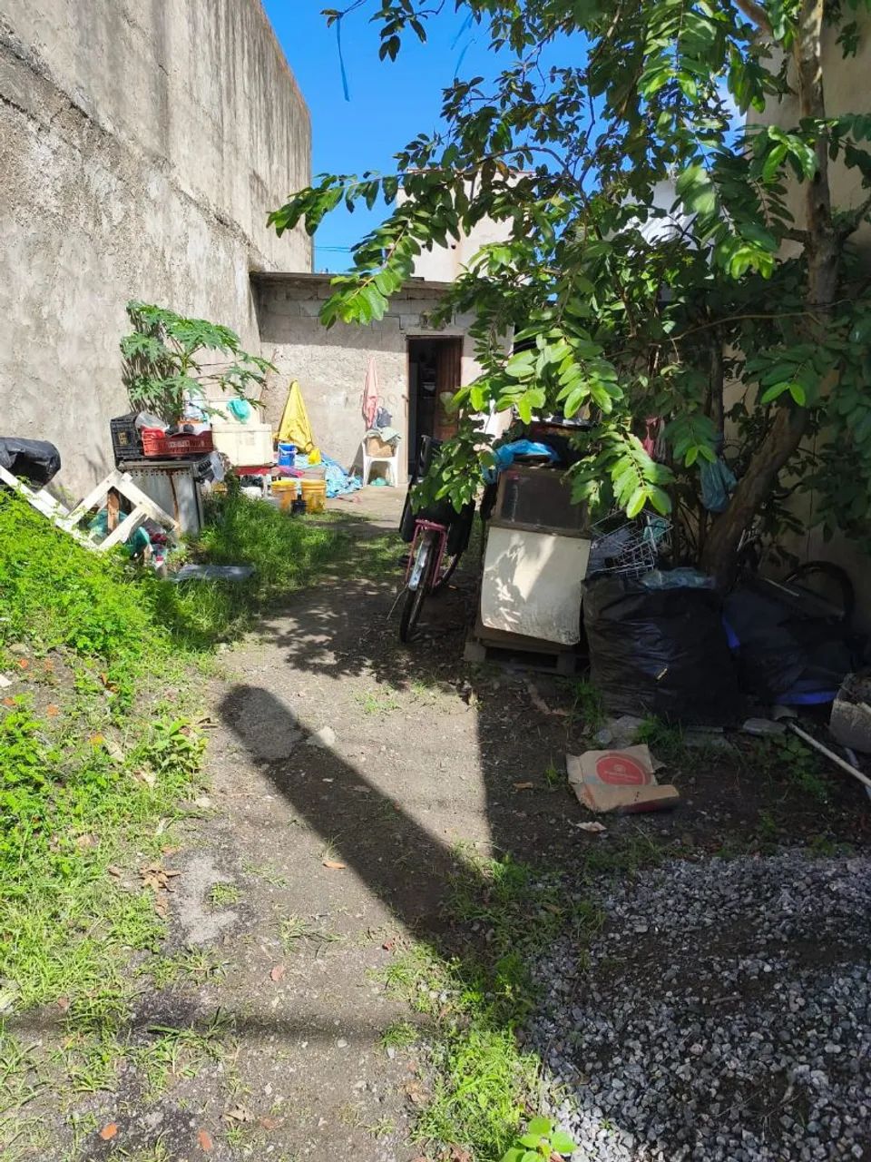 Vende-se terreno com edícula 