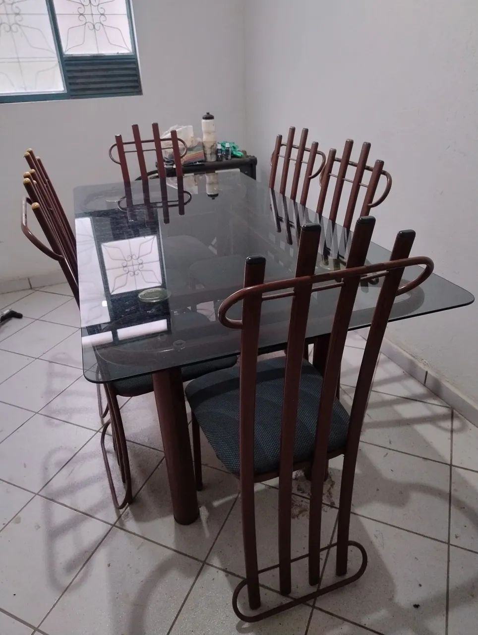 Mesa de vidro com 6 cadeiras em perfeito estado. - Foto 2
