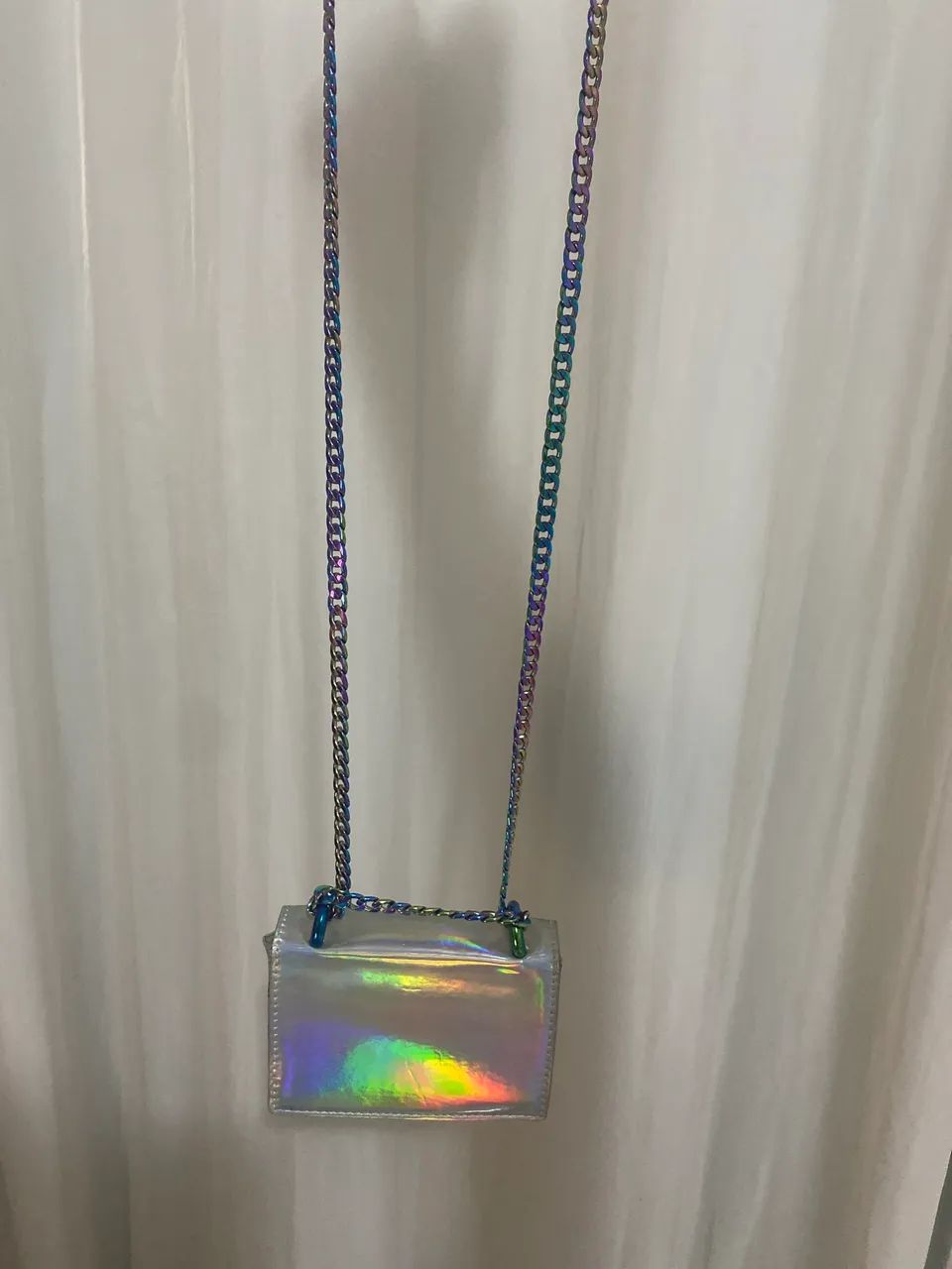 Mini Bolsa transversal c/ alça de corrente e efeito holográfico prata  - Foto 3