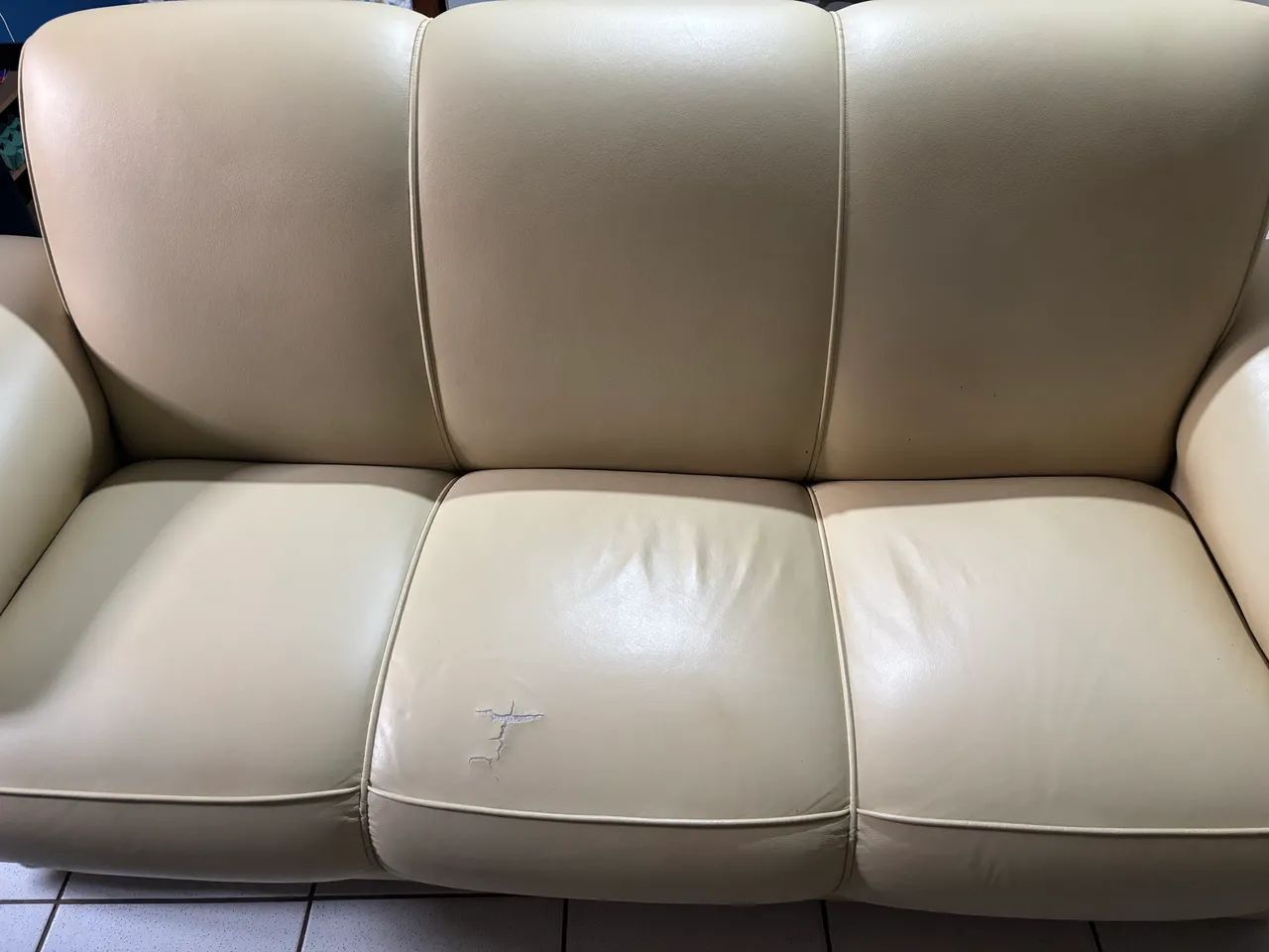 Sofá três lugares bege 