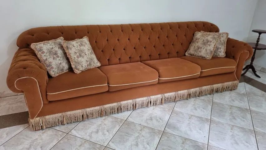 Sofá Chesterfield Luiz XV Capitonê Suede 4 lugares