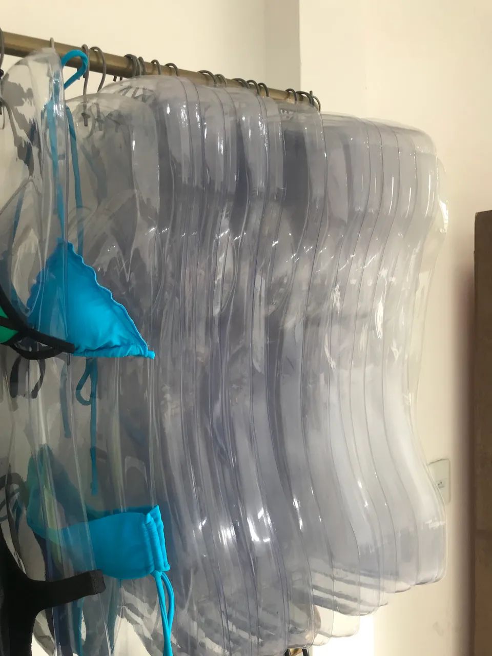 Cabide de PVC para biquíni  - Foto 3