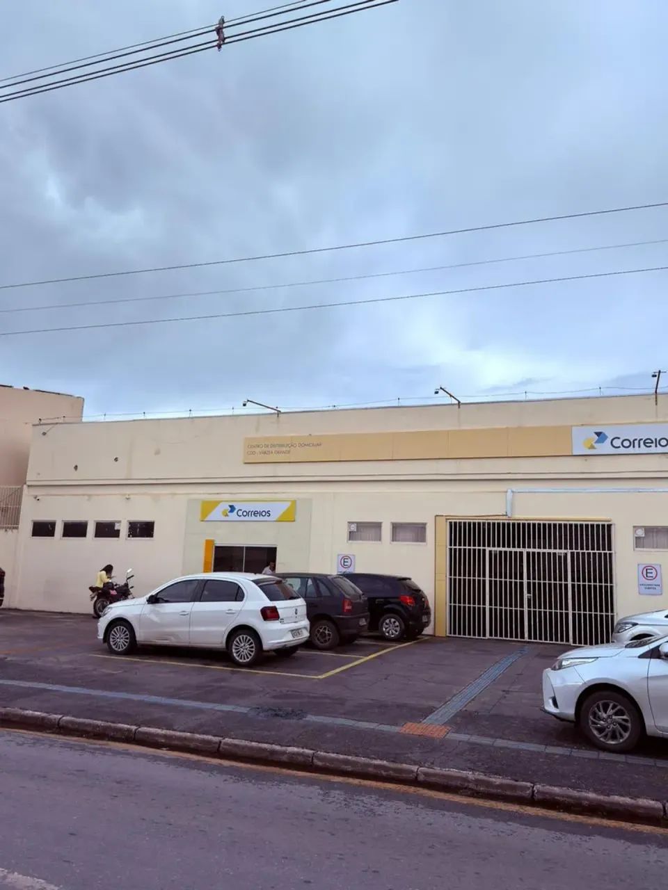 CASA PÚBLICA EM VÁRZEA GRANDE, PROX CORREIO E BIG LAR, C/ ARMÁRIOS E PISCINA, 2 QTOS 1 SUÍ - Foto 2