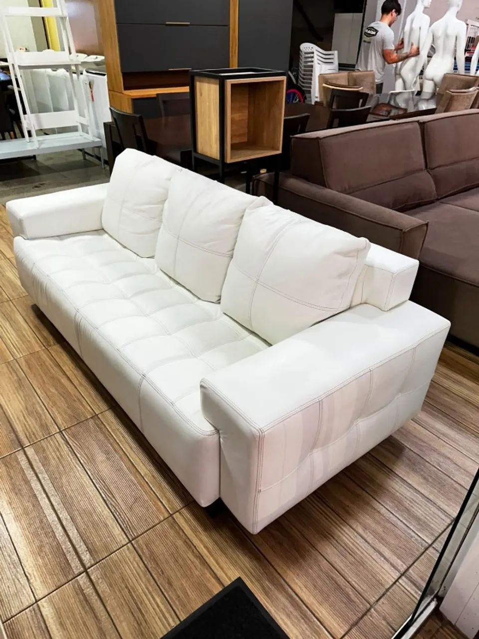 SOFÁ EM COURO LEGÍTIMO. MODELO FIXO E COM 2,20M DE LARGURA !  - Foto 2