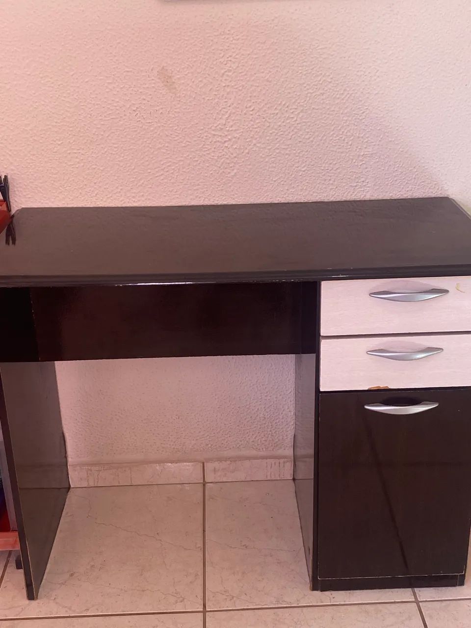 Escrivaninha com cadeira 