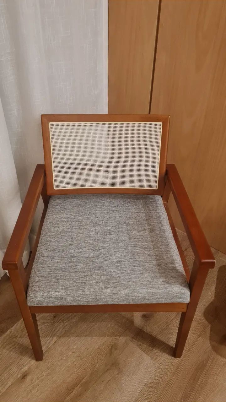 Poltrona de linho com base em madeira 