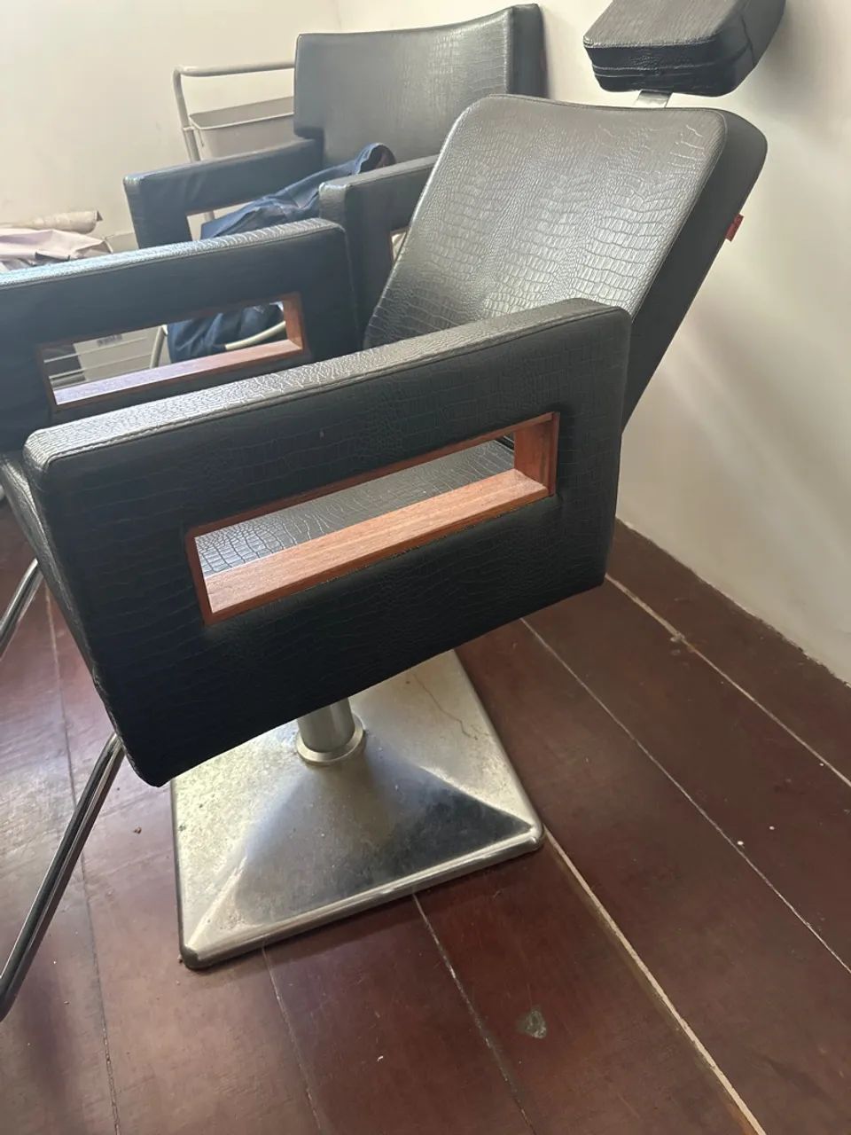 Vendo cadeira de cabeleireiro , precisa ajustar  - Foto 2