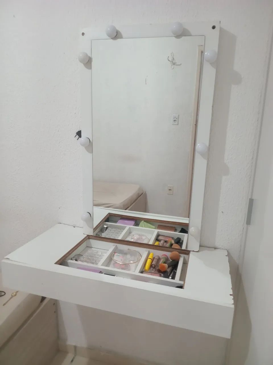 CAMA DE SOLTEIRO MDF. , UMA PENTEADEIRA COM ESPELHO. - Foto 4