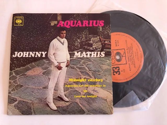 Johnny Mathis: Aquarius (1970) + Love Story (1971) - 2 Discos Vinil Compactos - Foto 3