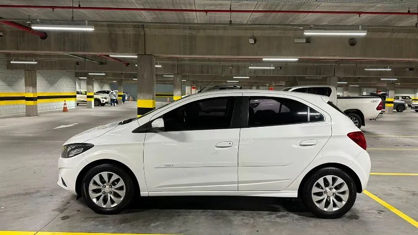 Chevrolet Onix Hatch LT 1.4 8V Flex Mec. 4P 2017 - Foto 3
