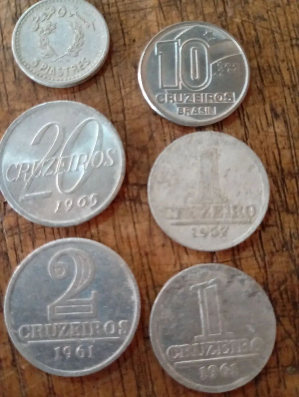 Vende-se moedas antigas tem várias 