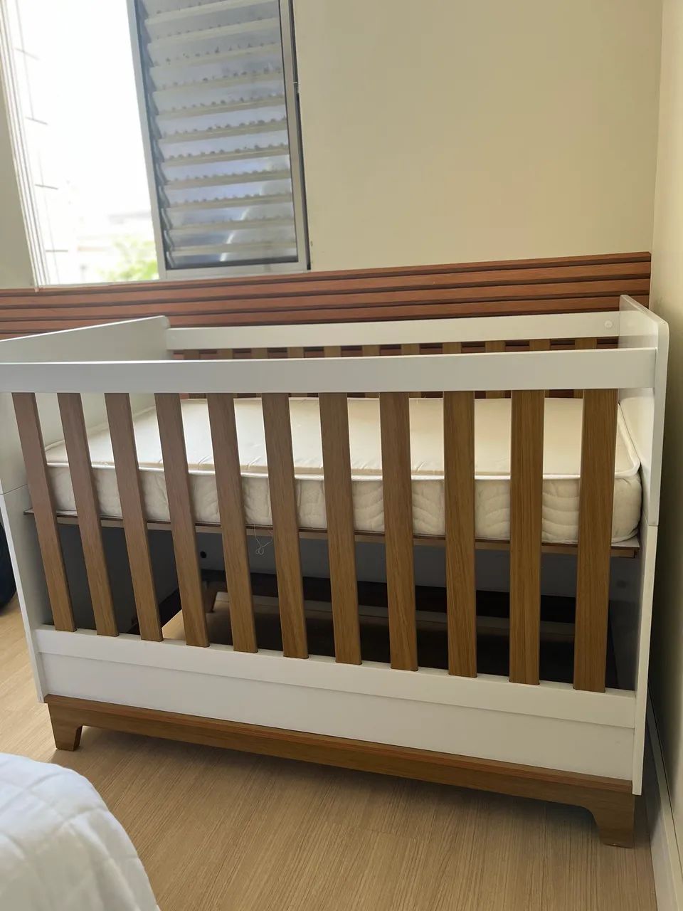 Berço Mini Cama 2 em 1 Branco e Madeira - Pouquíssimo Uso - Foto 3
